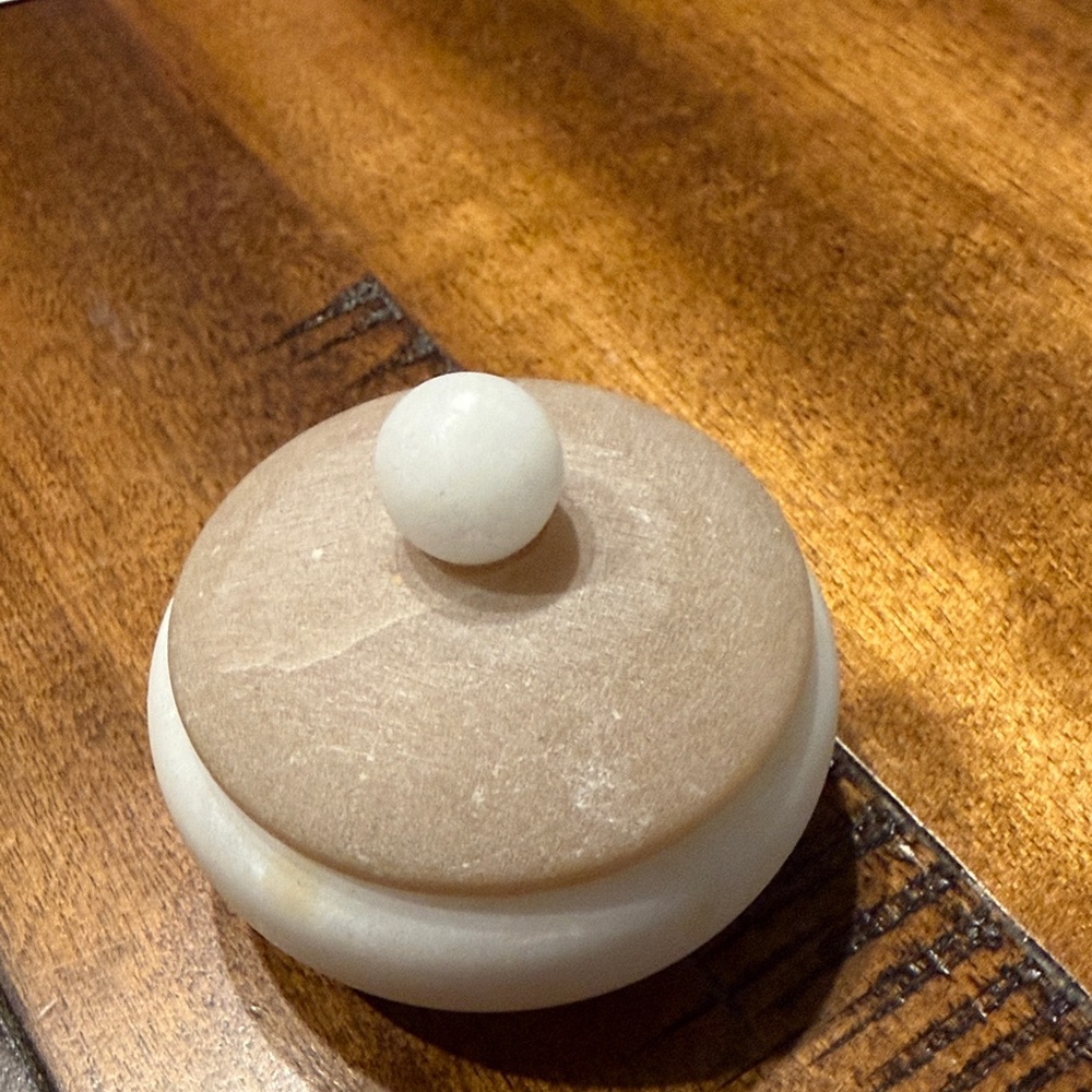 Genuine Alabaster trinket box
Made in Italy